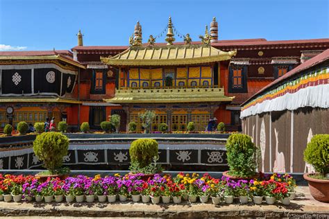  푸른 눈동자를 가진 신전이 자리 잡은 고요한 공간, 라싸의 잠양친부(Jokhang) 사원